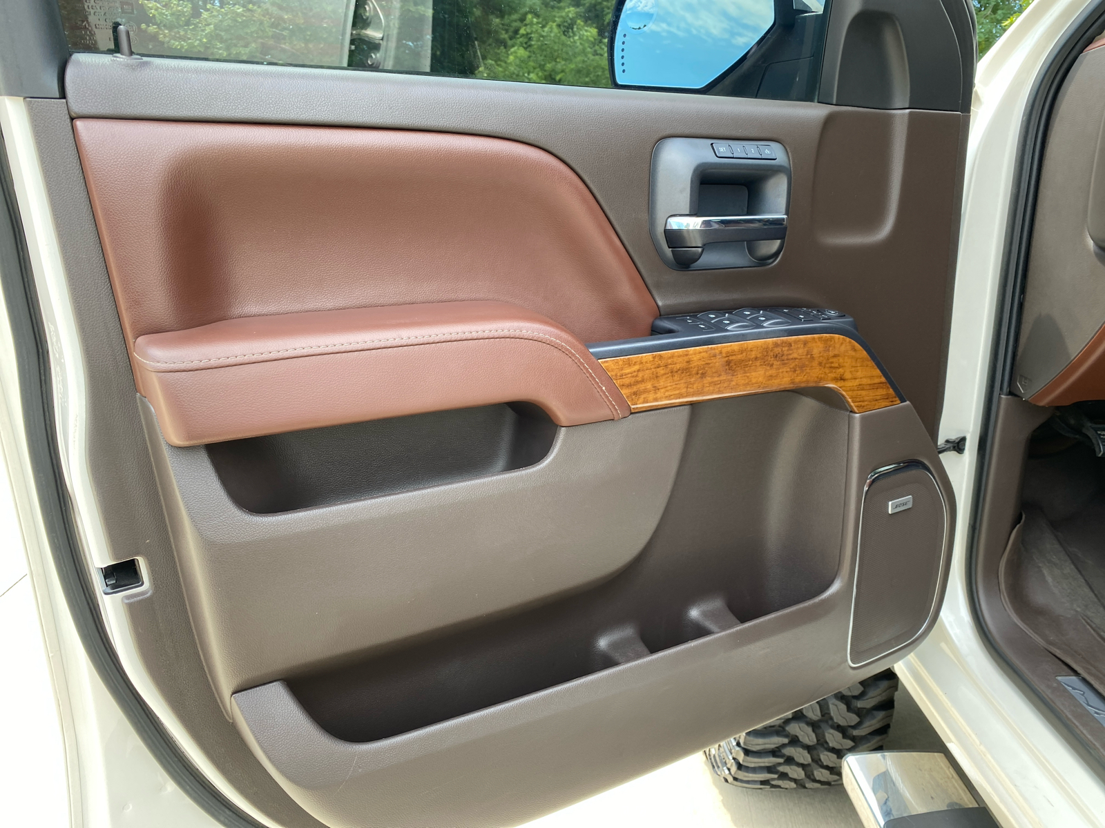 2015 Chevrolet Silverado 1500 High Country 4WD Crew Cab 143.5 10