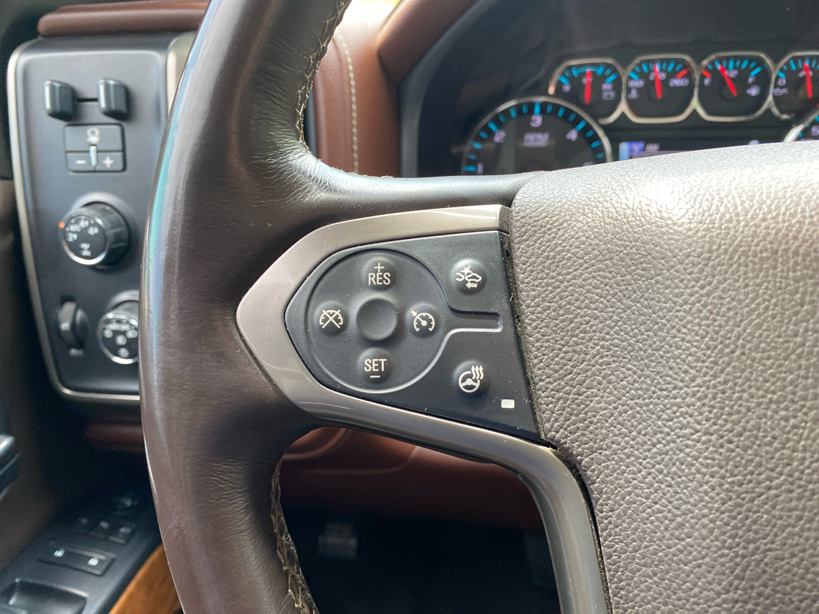2015 Chevrolet Silverado 1500 High Country 4WD Crew Cab 143.5 16