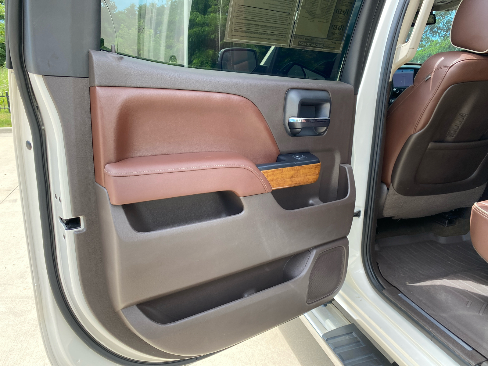2015 Chevrolet Silverado 1500 High Country 4WD Crew Cab 143.5 28