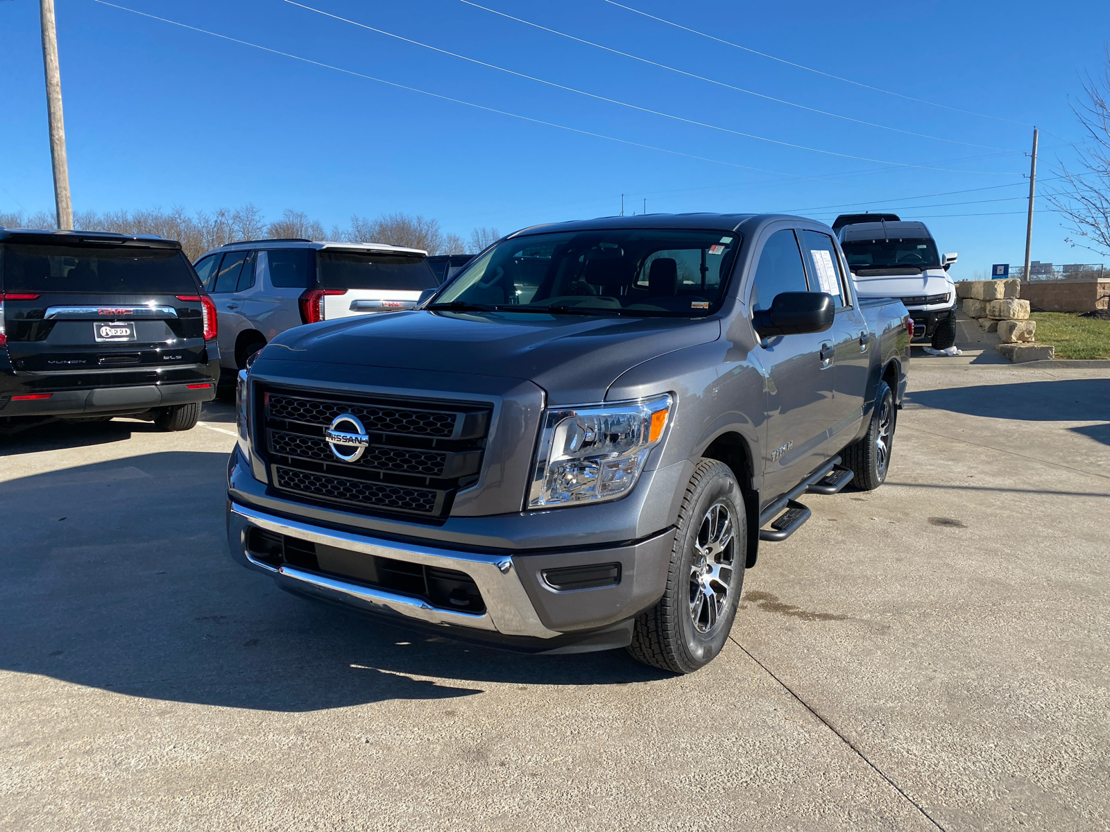 2022 Nissan Titan SV 4x4 Crew Cab 2