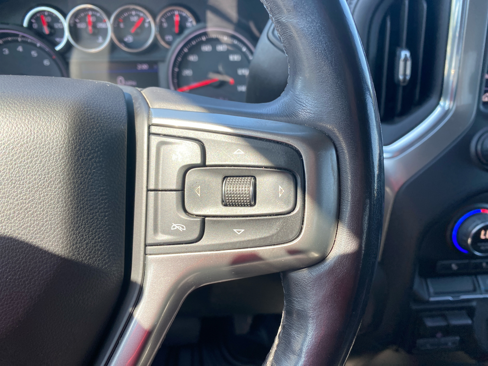 2019 Chevrolet Silverado 1500 LT 4WD Double Cab 147 18