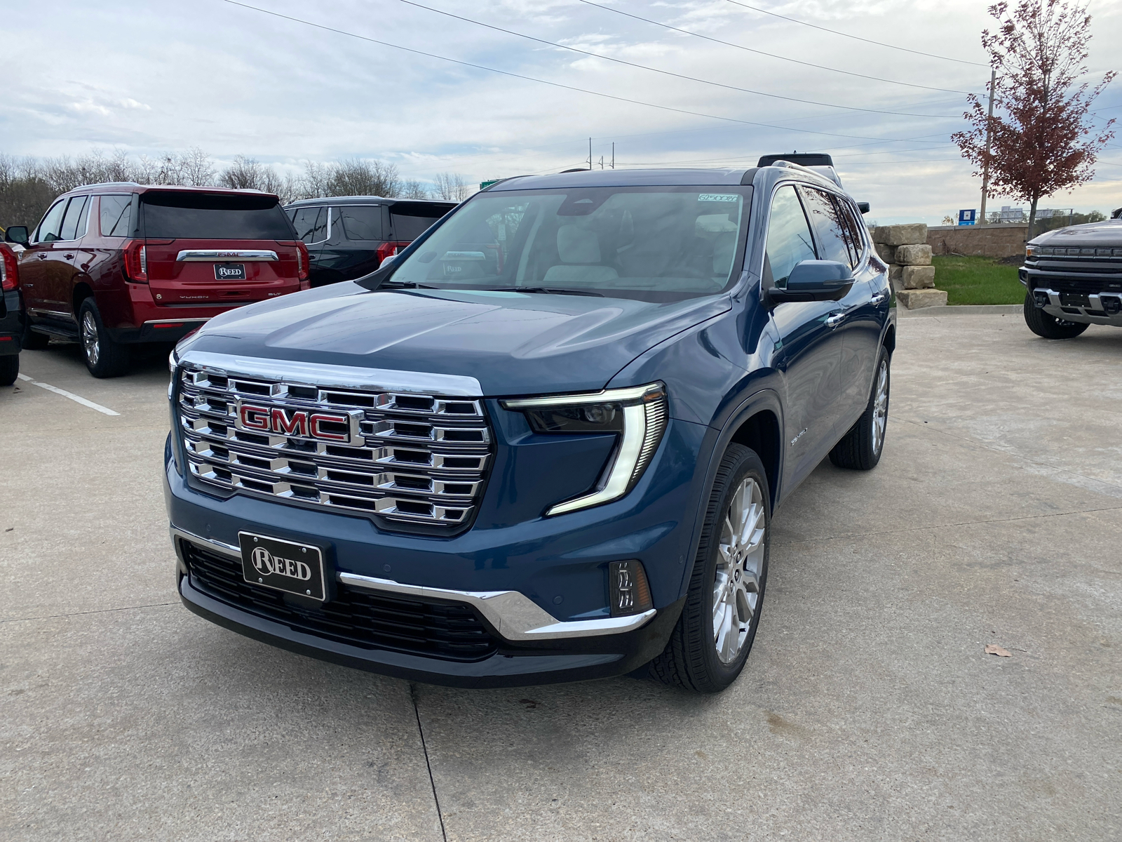 2025 GMC Acadia AWD Denali 2