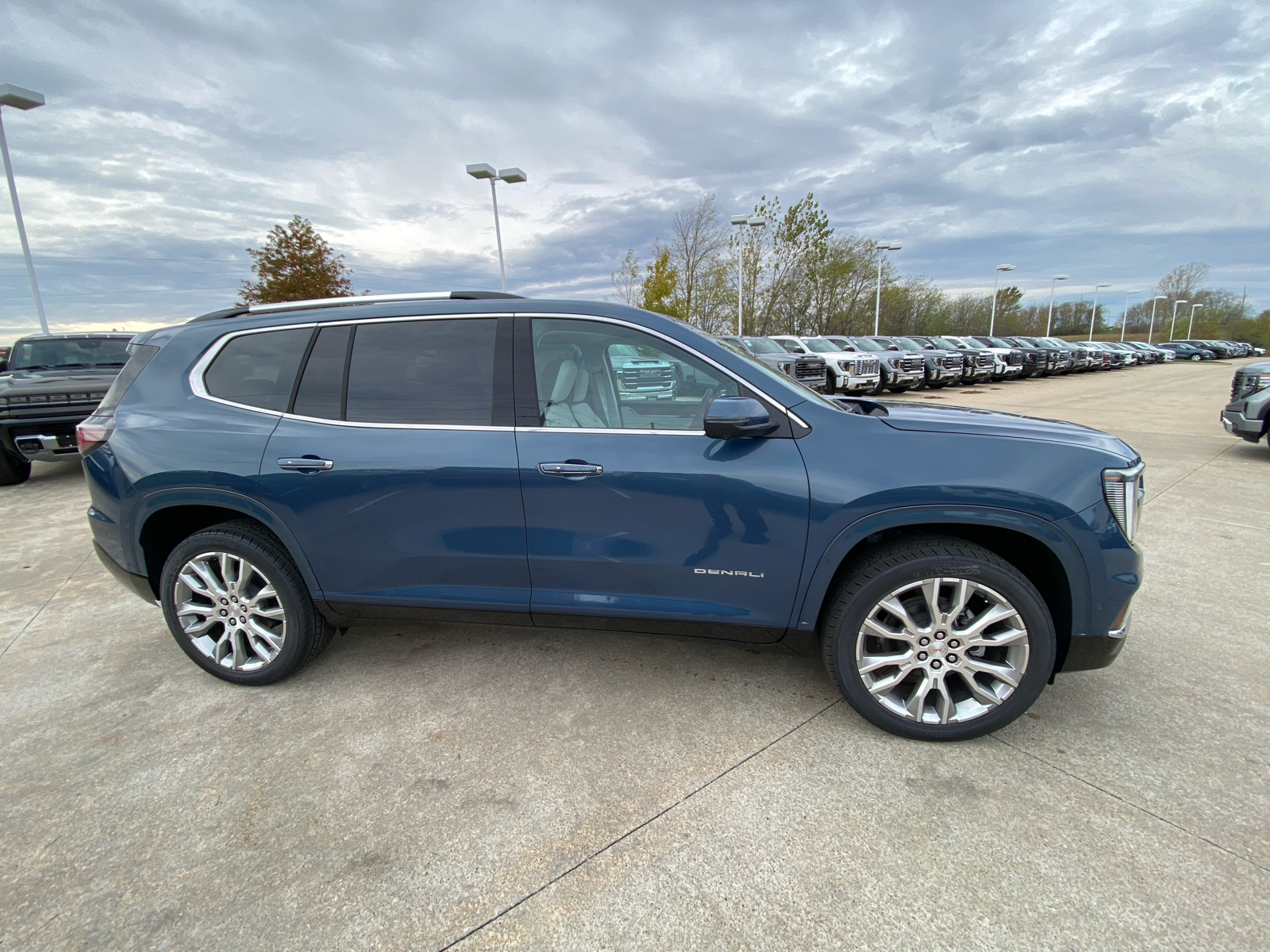 2025 GMC Acadia AWD Denali 5