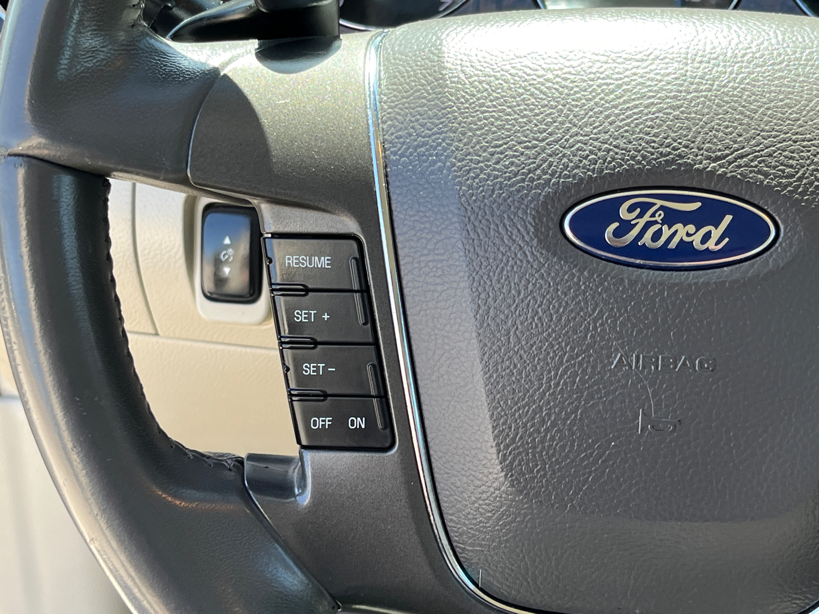 2012 Ford Taurus SEL 28