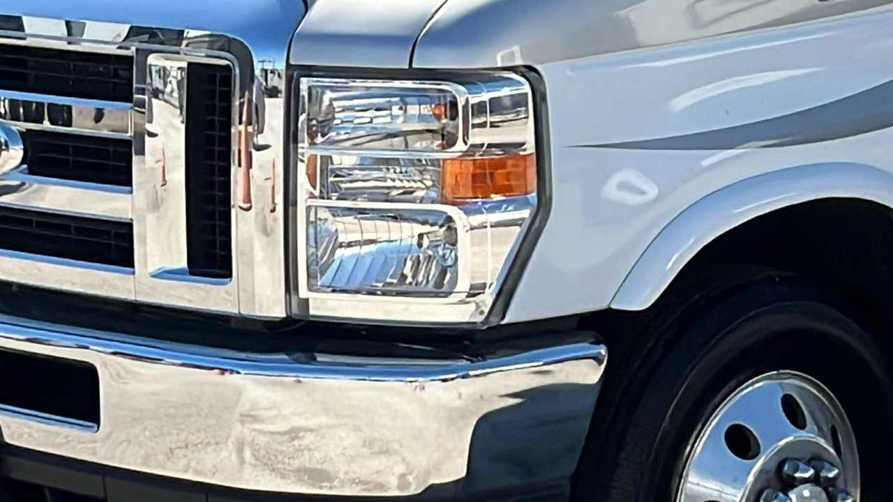 2017 Ford E-450 Super Duty Base 4