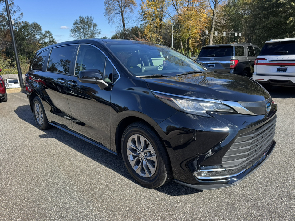 2022 Toyota Sienna XLE 1