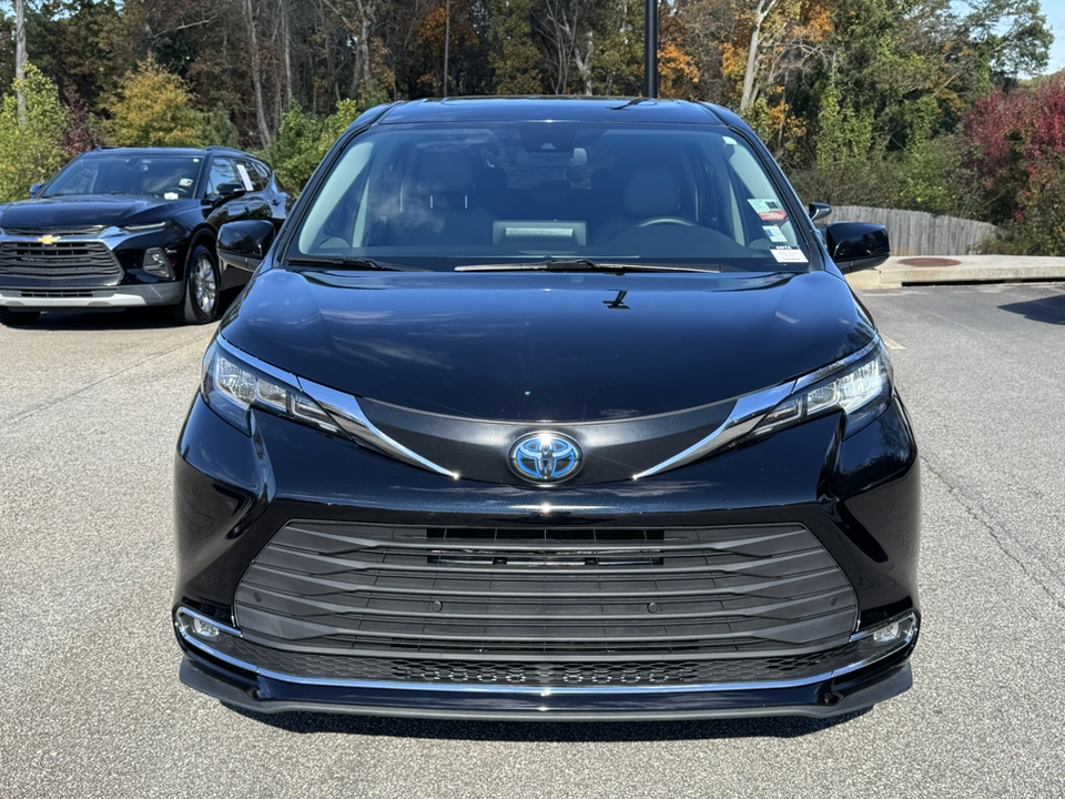 2022 Toyota Sienna XLE 2