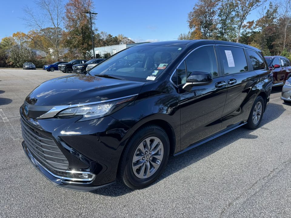 2022 Toyota Sienna XLE 3