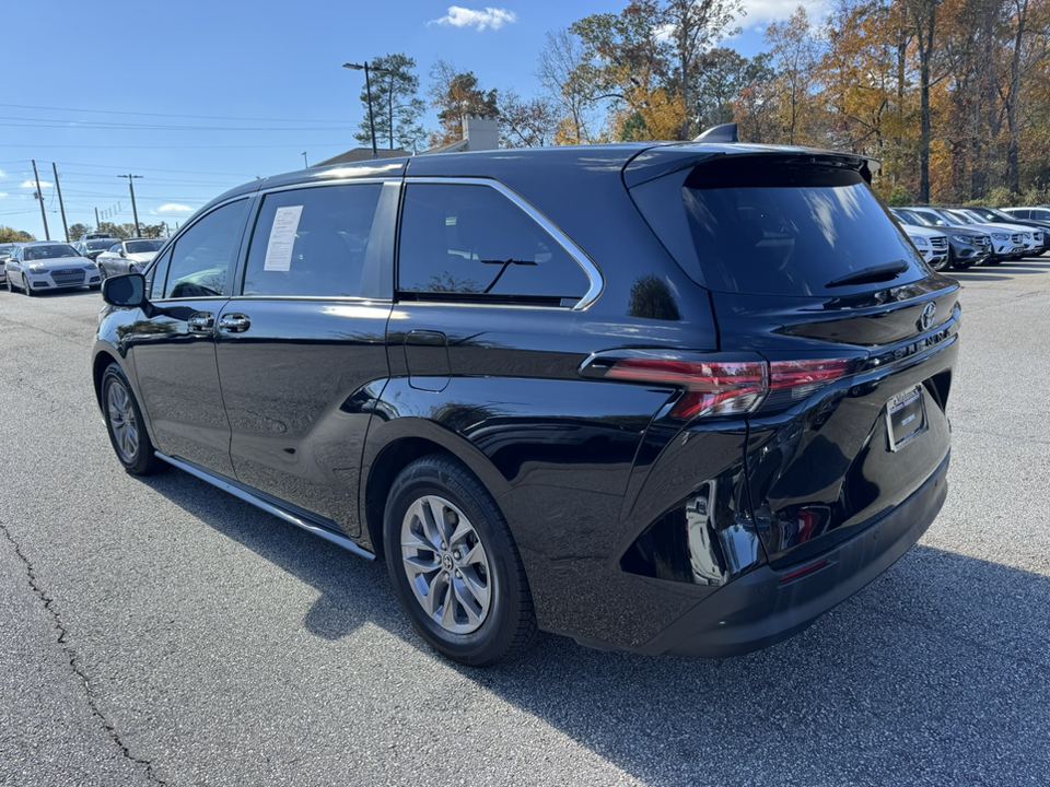 2022 Toyota Sienna XLE 5