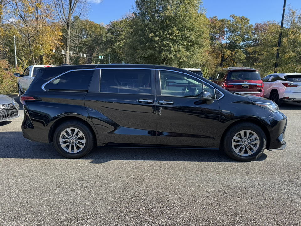 2022 Toyota Sienna XLE 8