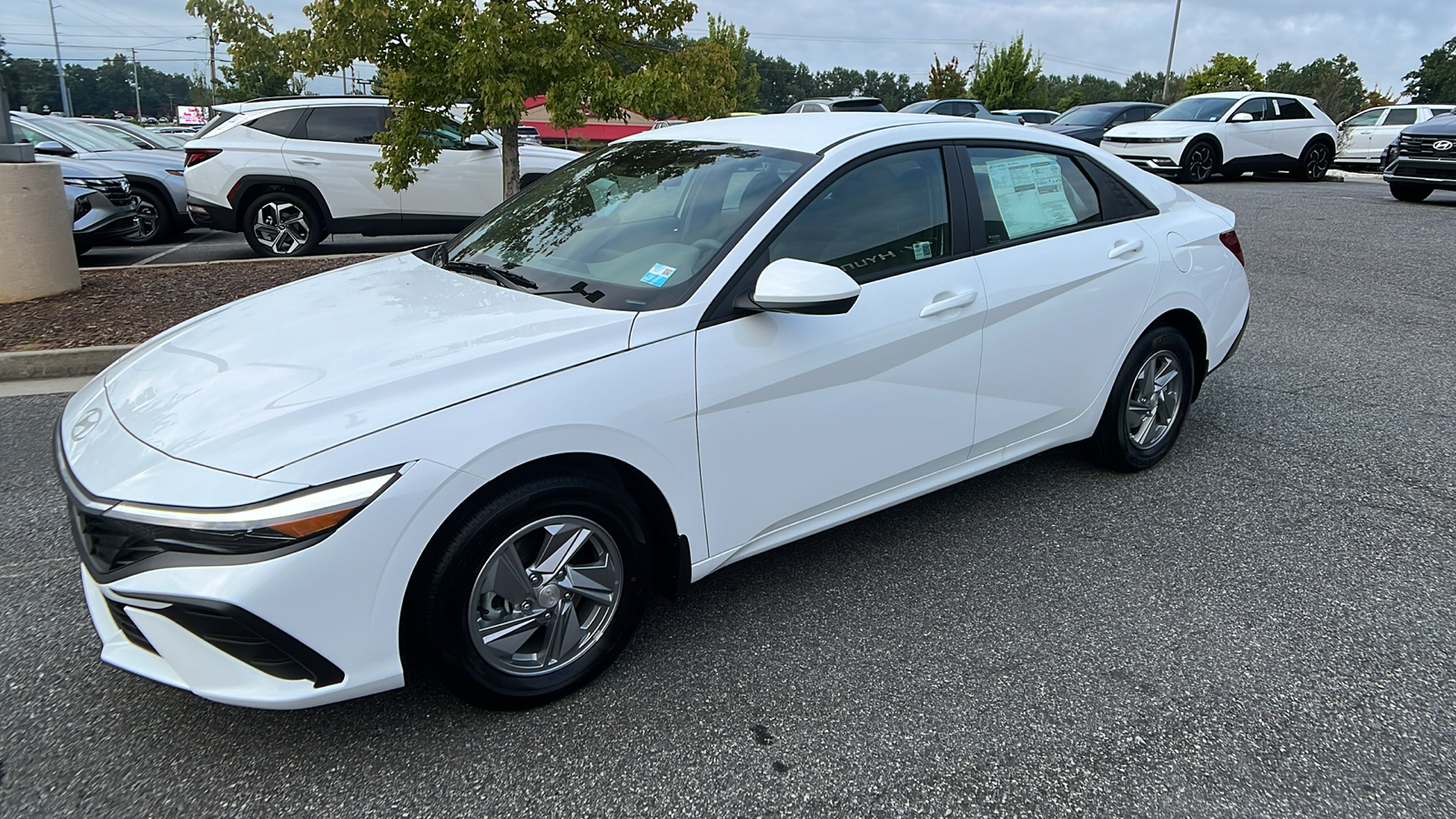 2024 Hyundai Elantra SE 3