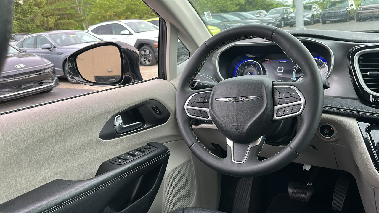 2022 Chrysler Pacifica Touring L 6