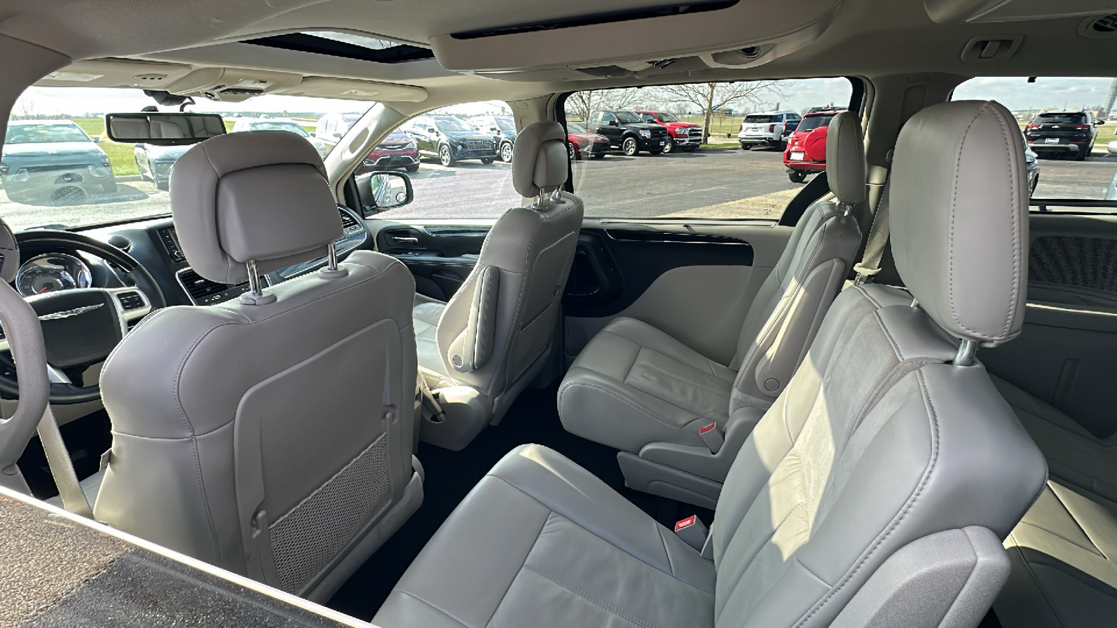 2014 Chrysler Town & Country Limited 28