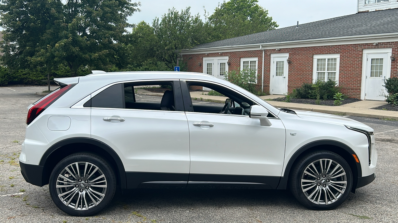 2024 Cadillac XT4 Premium Luxury 3