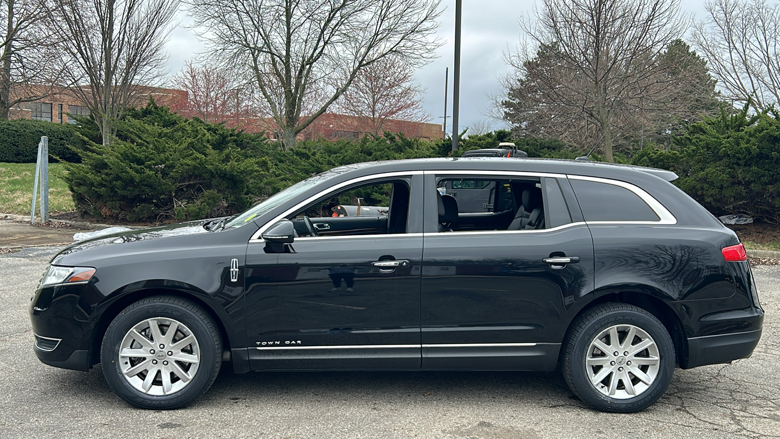 2018 Lincoln MKT Livery 16