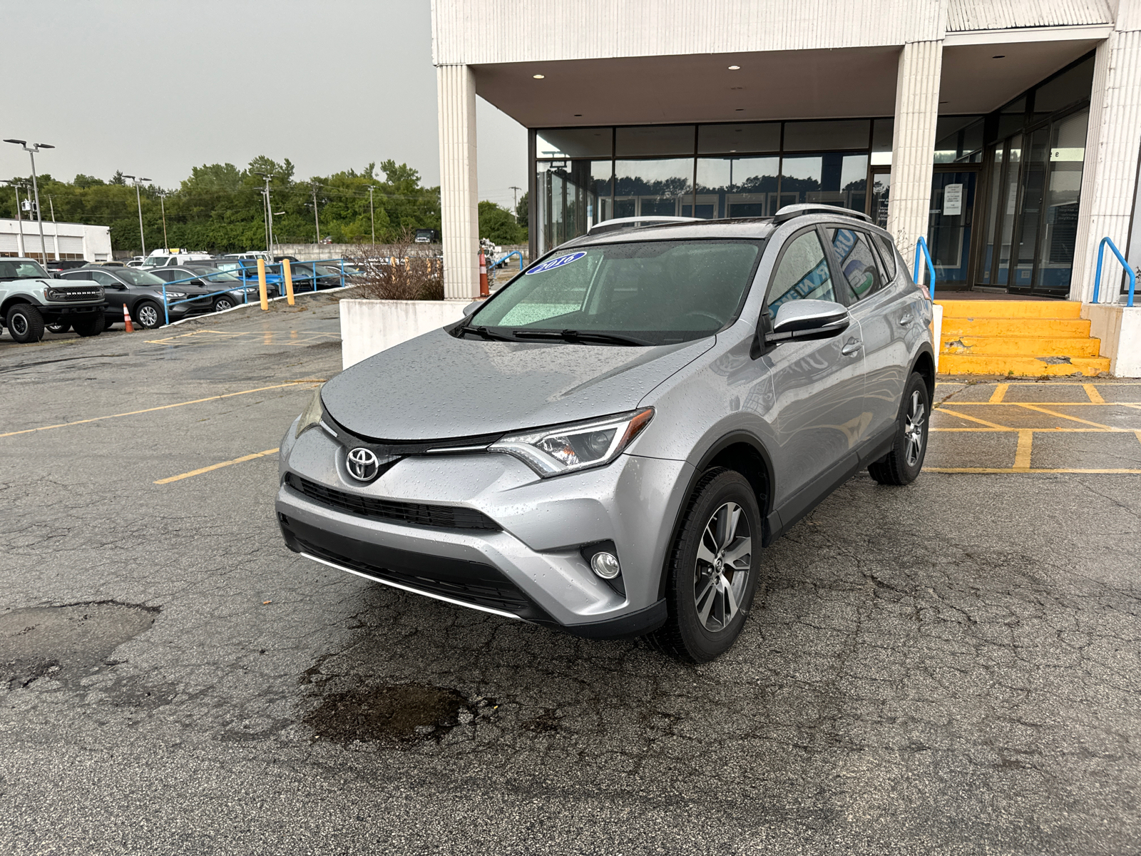 2016 Toyota RAV4 XLE 3