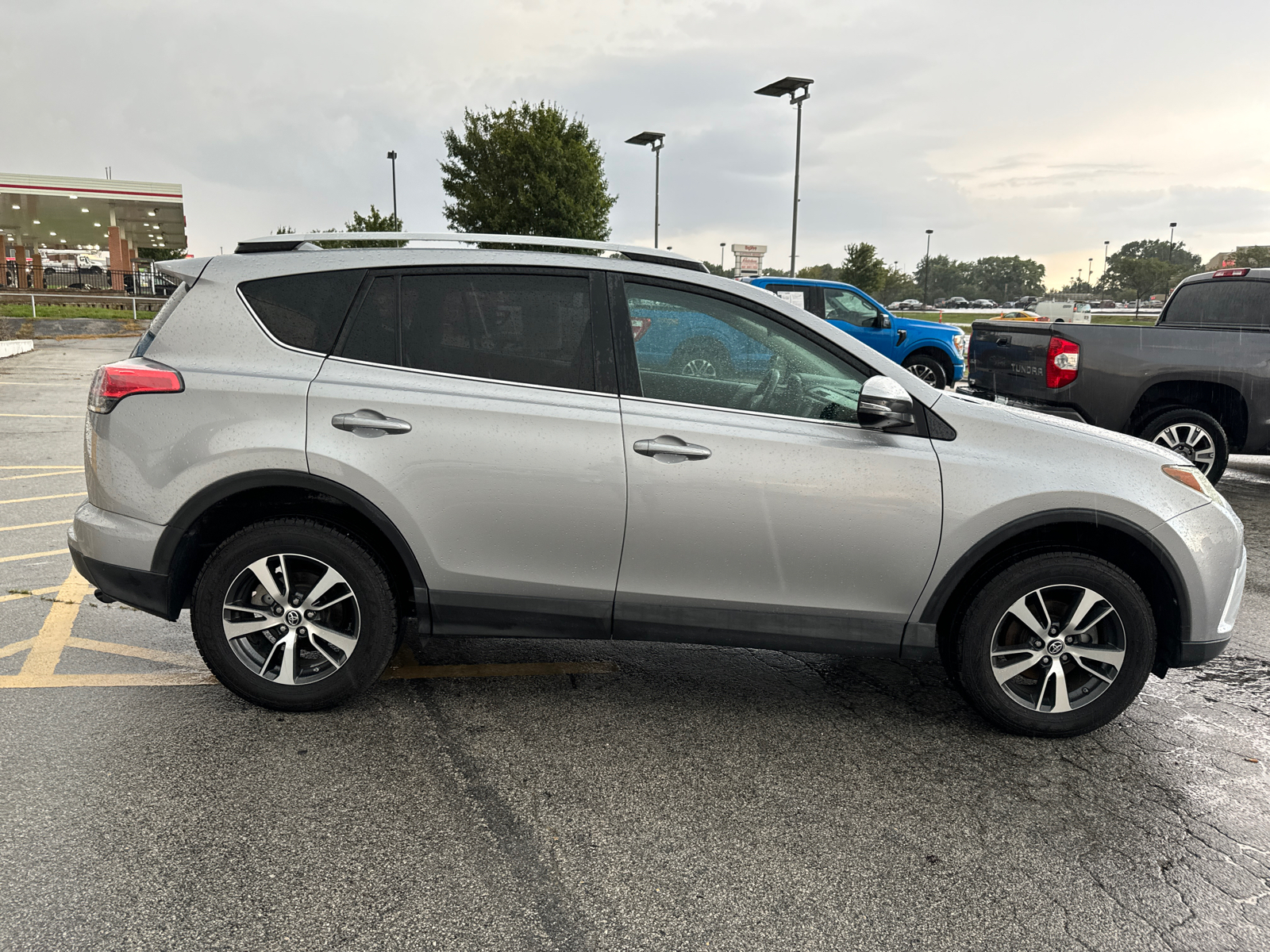 2016 Toyota RAV4 XLE 32