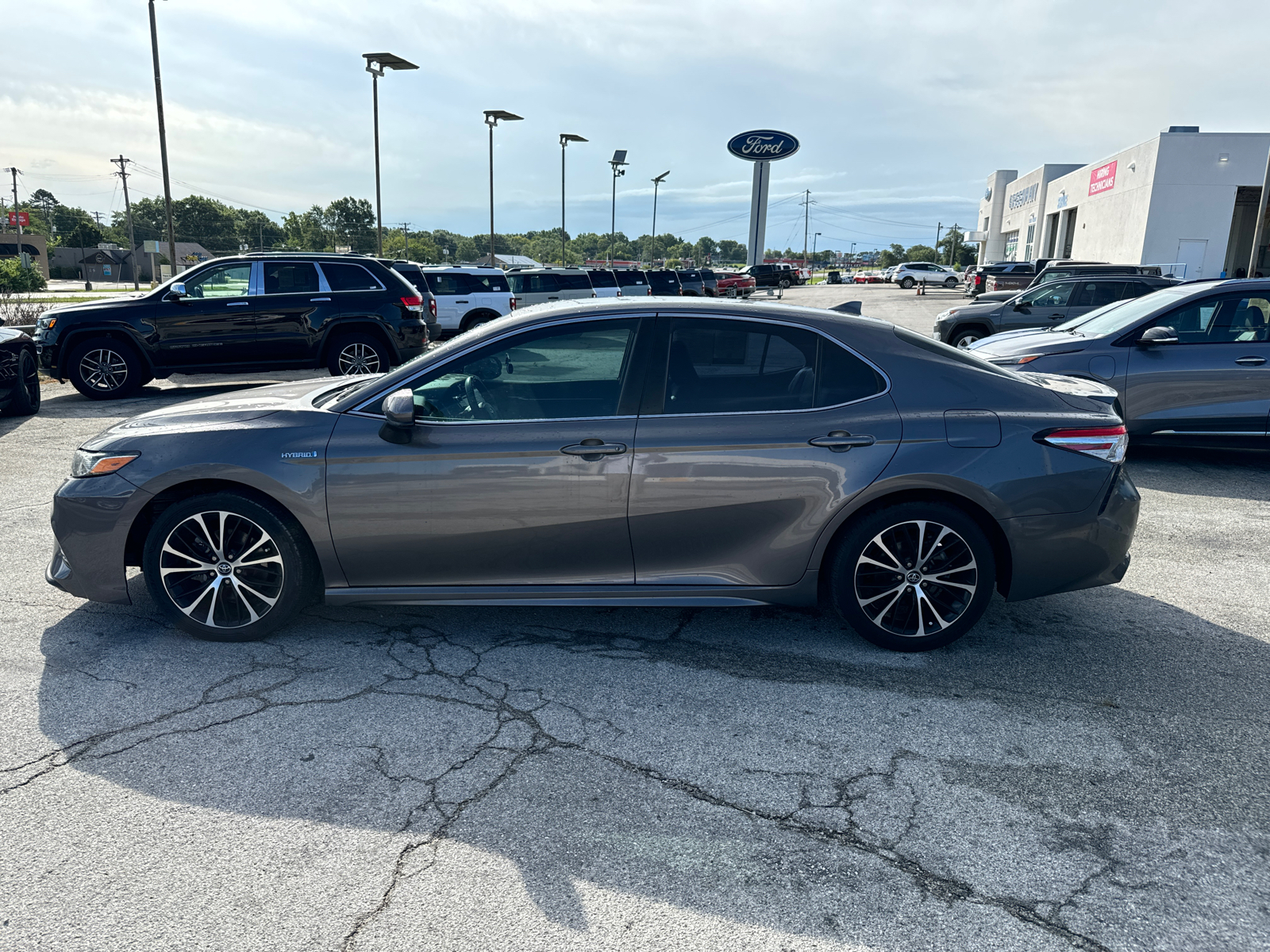 2020 Toyota Camry Hybrid SE 4