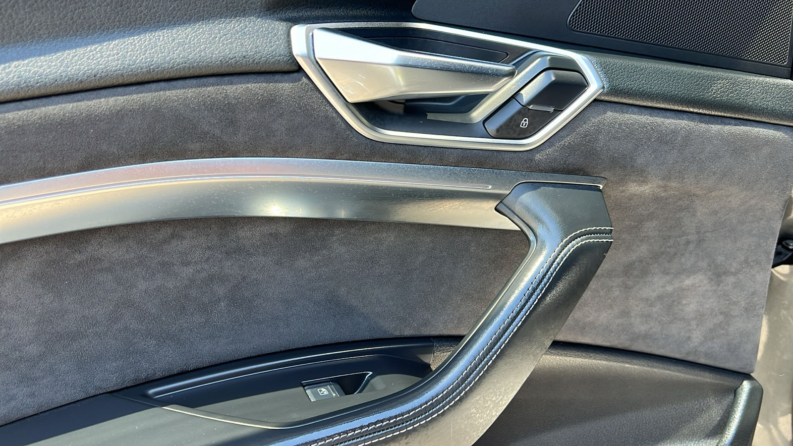 2019 Audi e-tron Prestige 12
