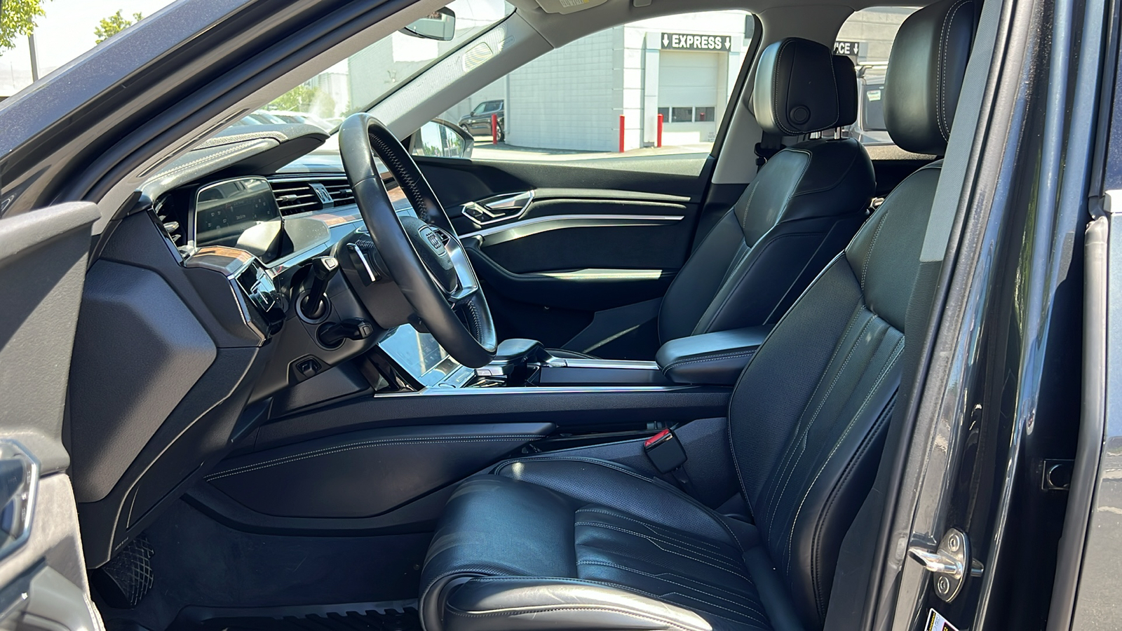 2019 Audi e-tron Prestige 29