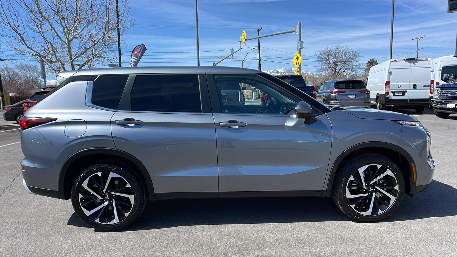 2024 Mitsubishi Outlander SE 2