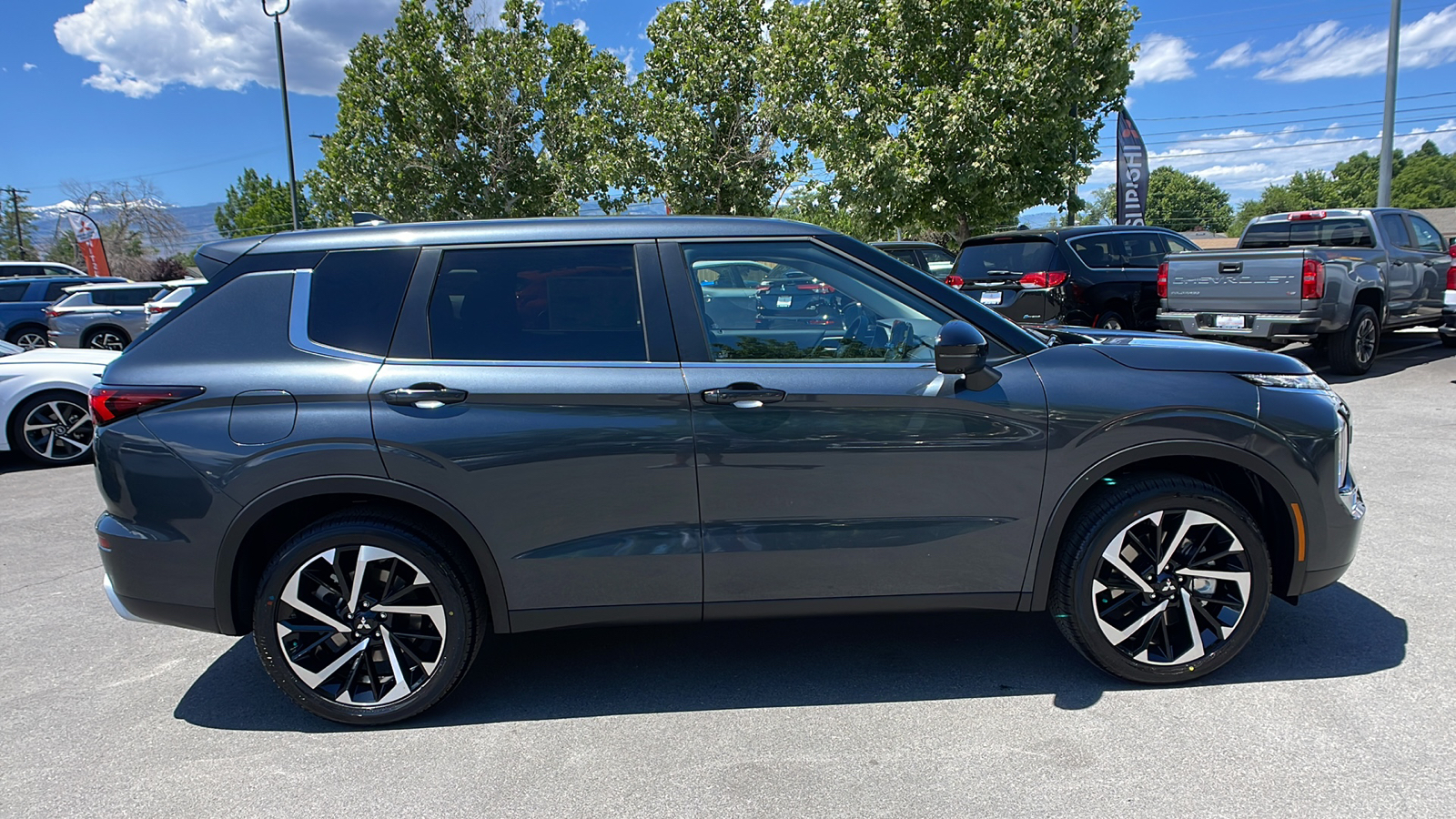 2024 Mitsubishi Outlander SE 2