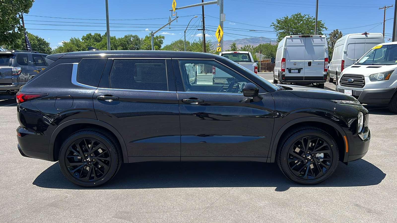 2024 Mitsubishi Outlander SE Black Edition 2