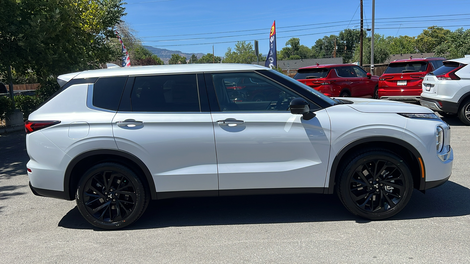 2024 Mitsubishi Outlander SE Black Edition 2