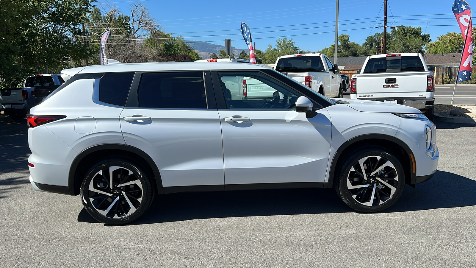 2024 Mitsubishi Outlander SE 2