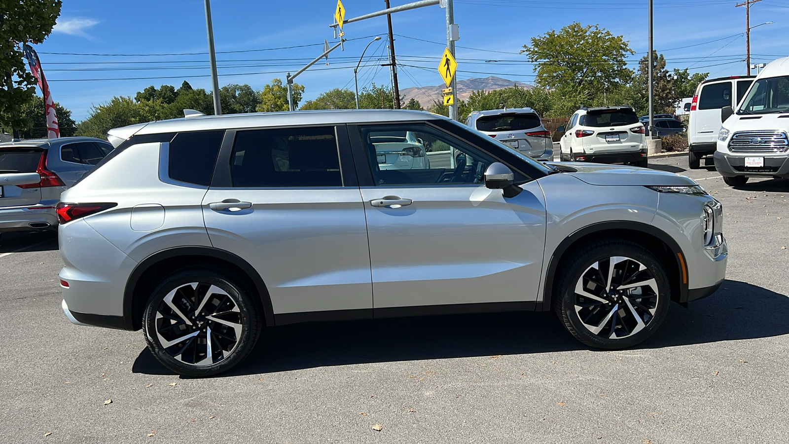 2024 Mitsubishi Outlander SE 2