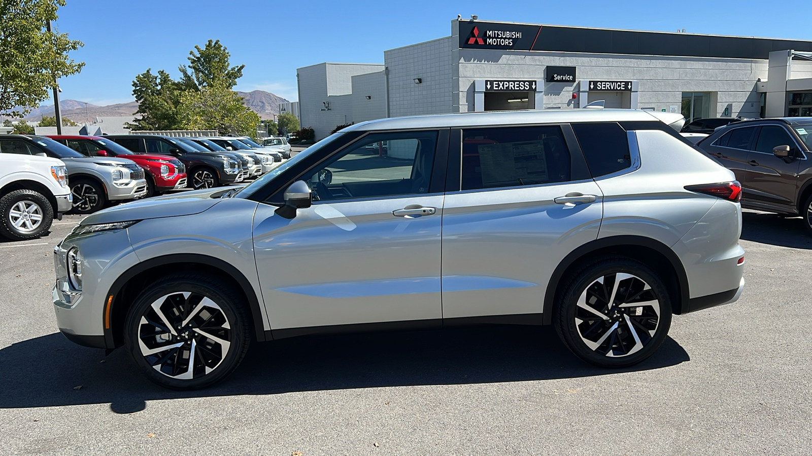 2024 Mitsubishi Outlander SE 6