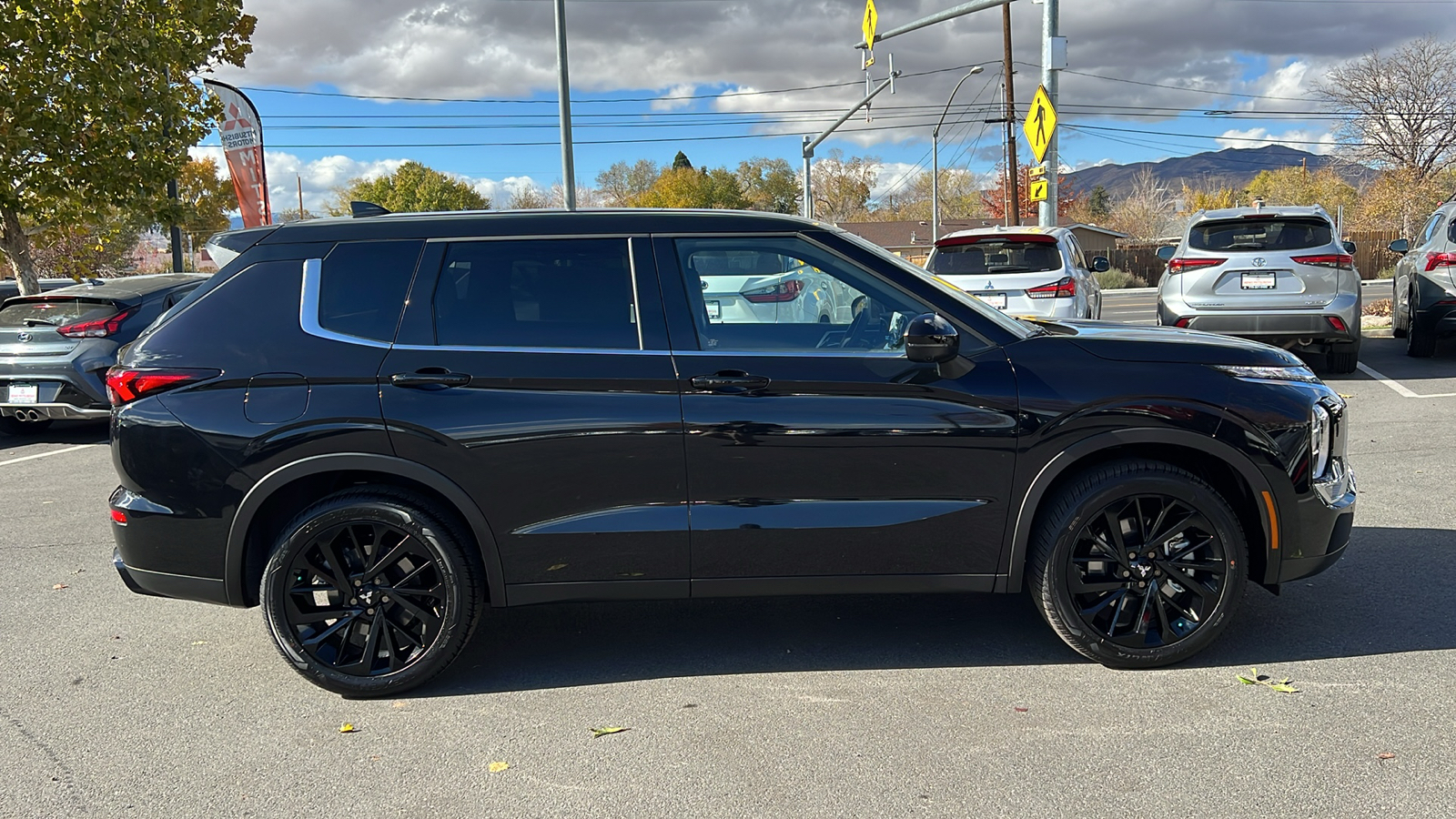 2024 Mitsubishi Outlander SE Black Edition 2