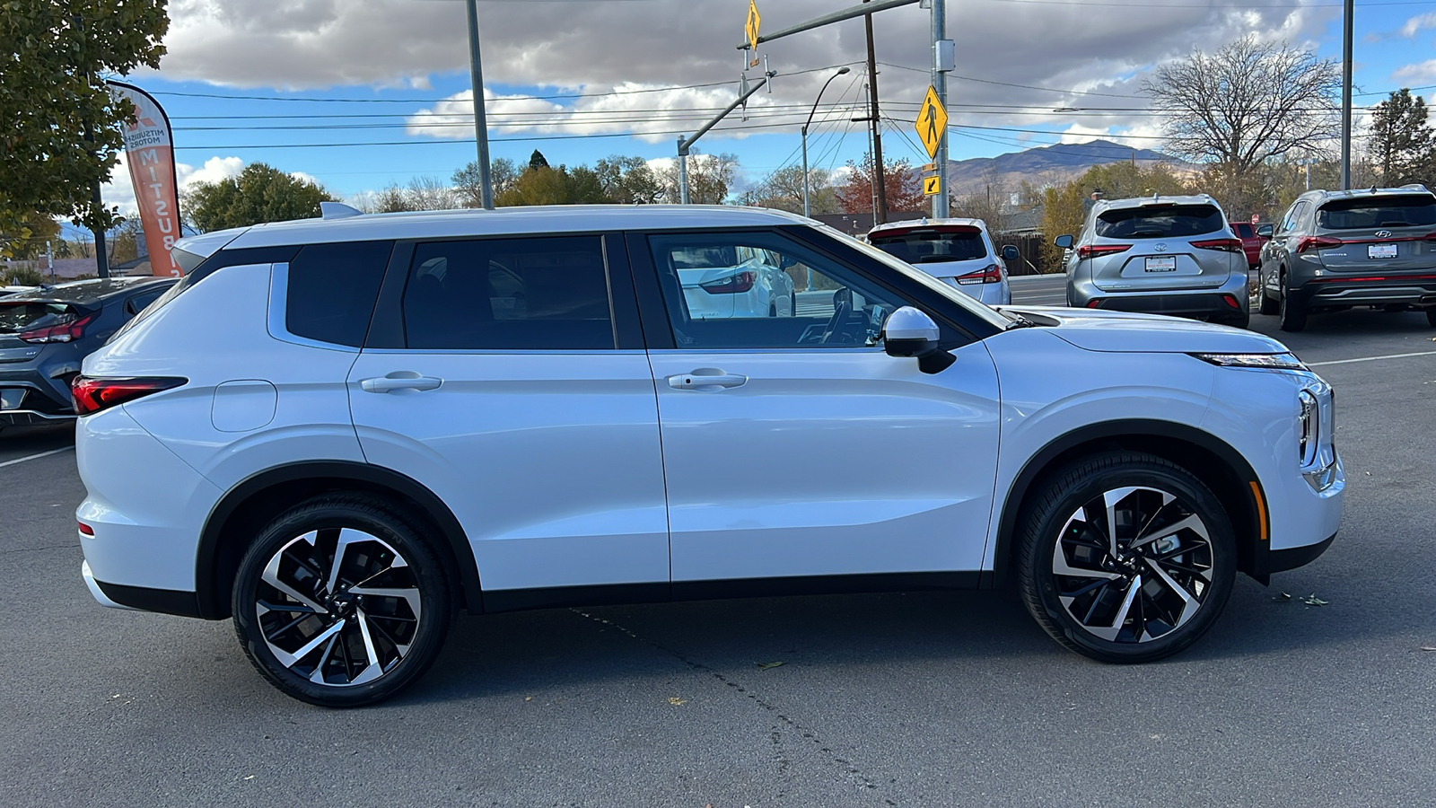 2024 Mitsubishi Outlander SE 2