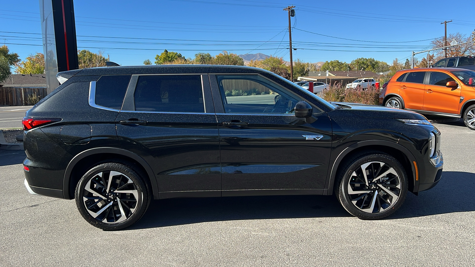 2025 Mitsubishi Outlander Plug-In Hybrid SE 2