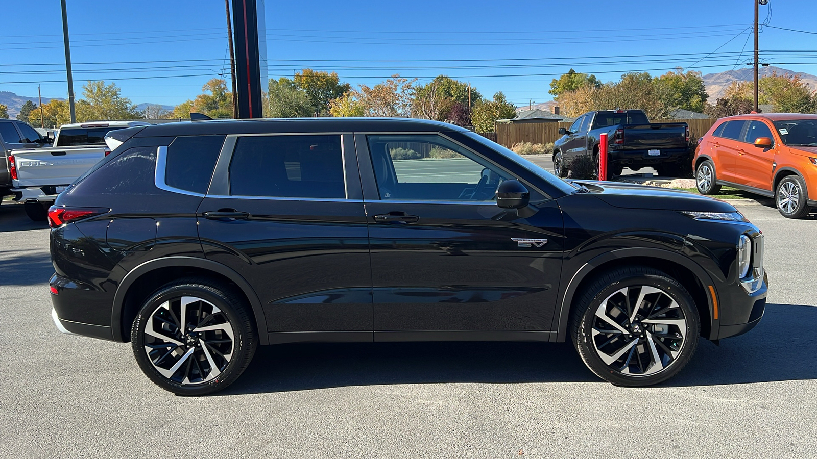 2025 Mitsubishi Outlander Plug-In Hybrid SE 2