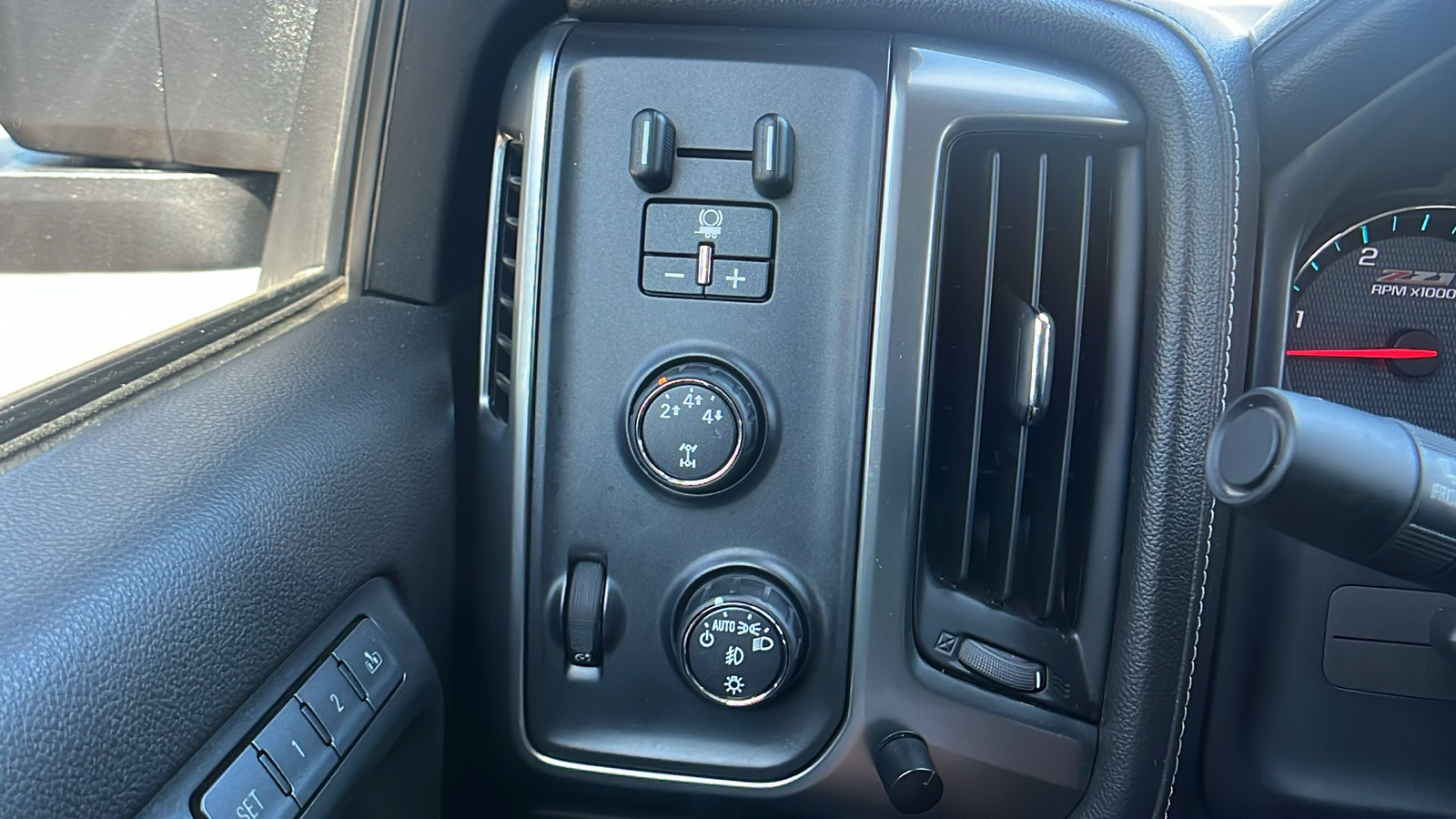 2016 Chevrolet Silverado 2500HD LTZ 34