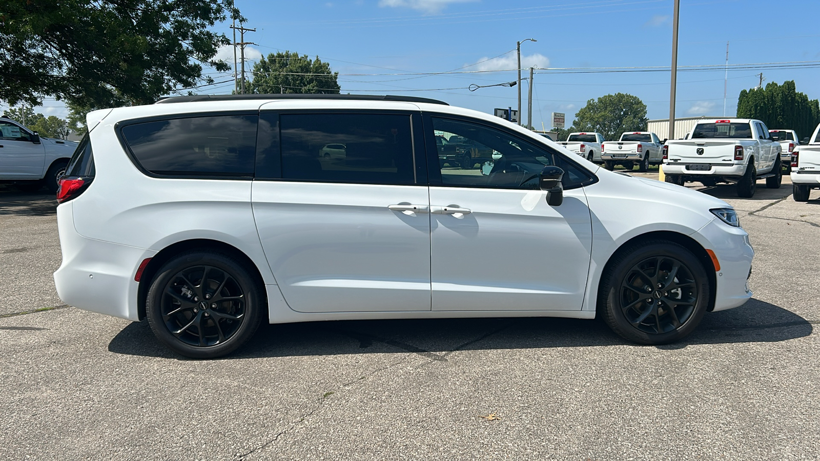 2024 Chrysler Pacifica Touring L 2