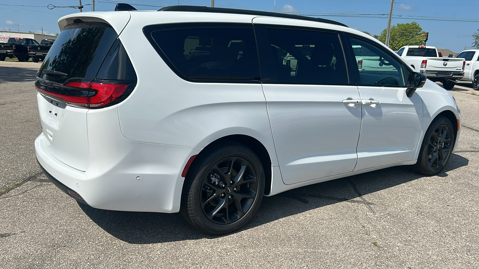 2024 Chrysler Pacifica Touring L 3