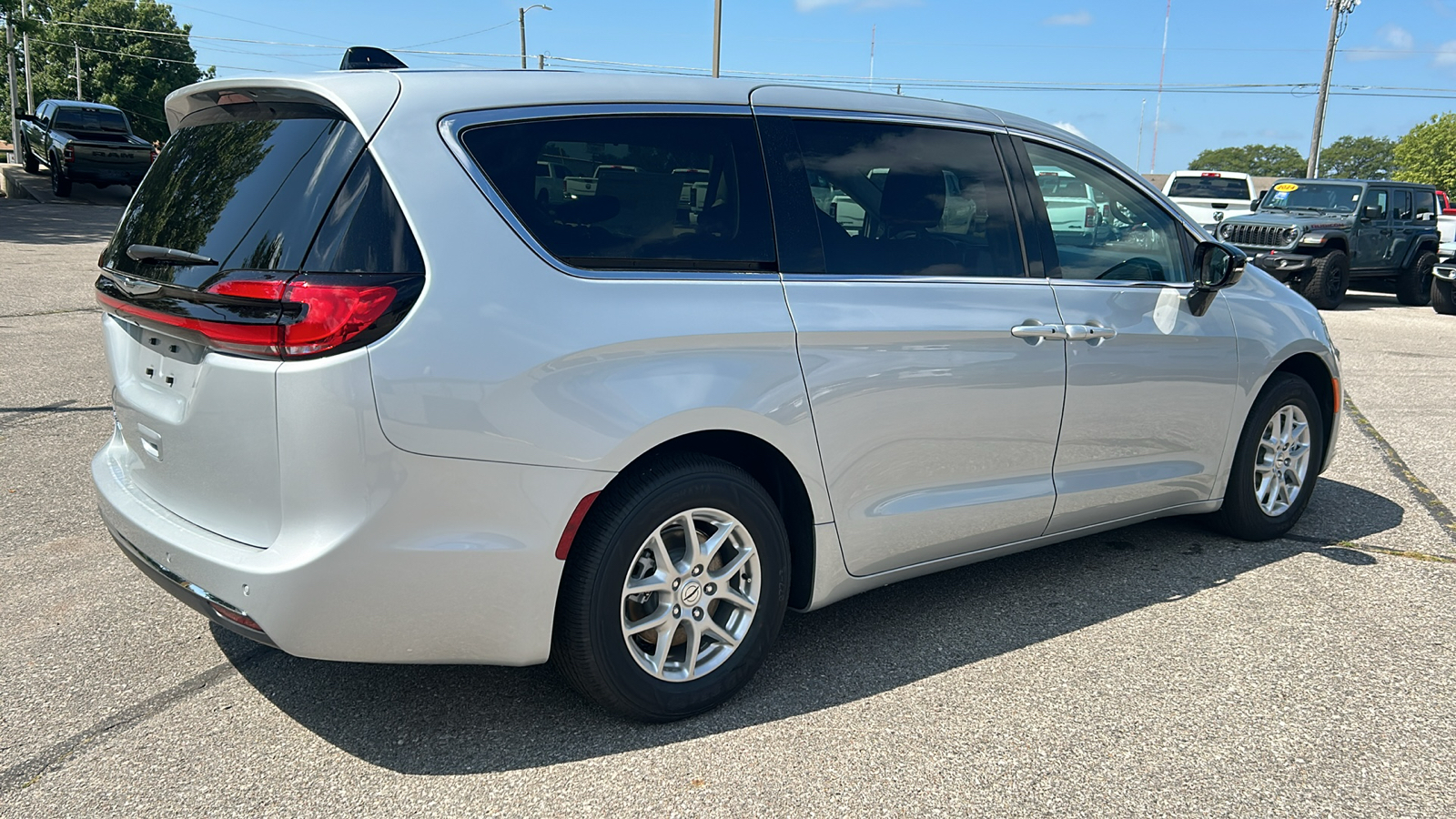 2024 Chrysler Pacifica Touring L 3