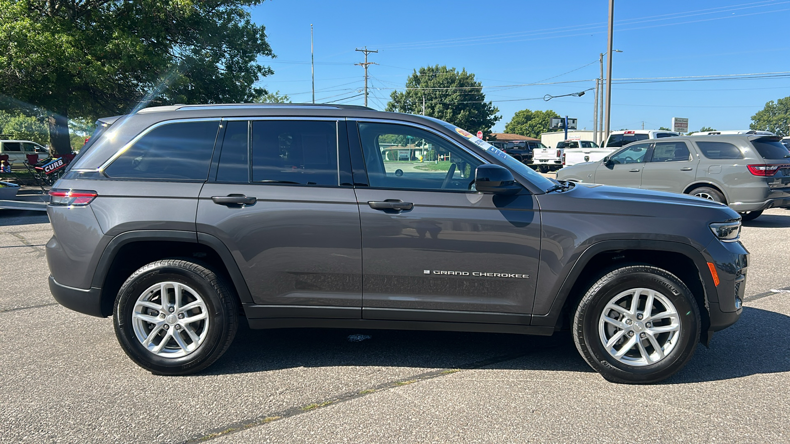 2024 Jeep Grand Cherokee Laredo 2