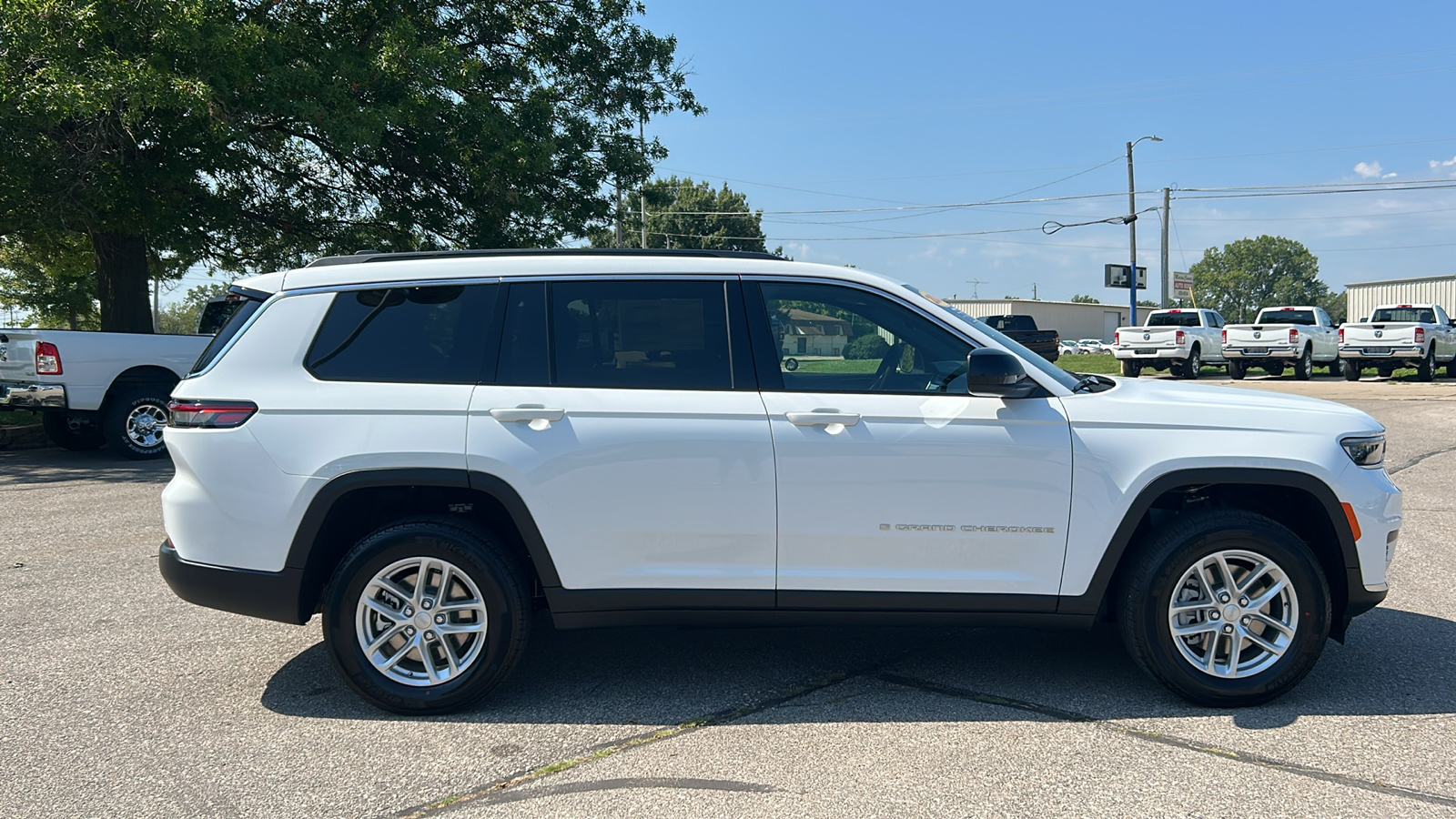 2024 Jeep Grand Cherokee L Laredo 2