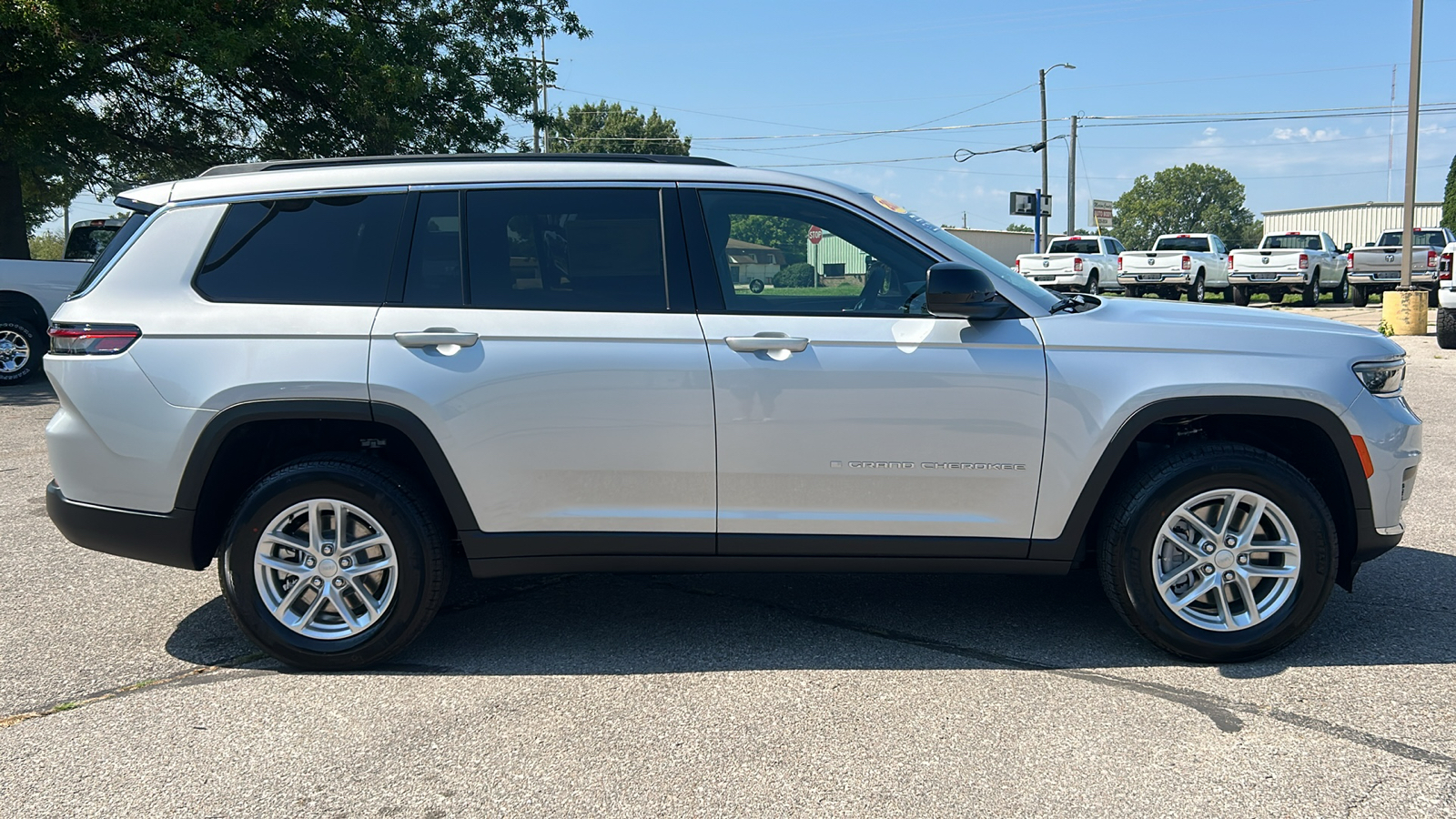 2024 Jeep Grand Cherokee L Laredo 2