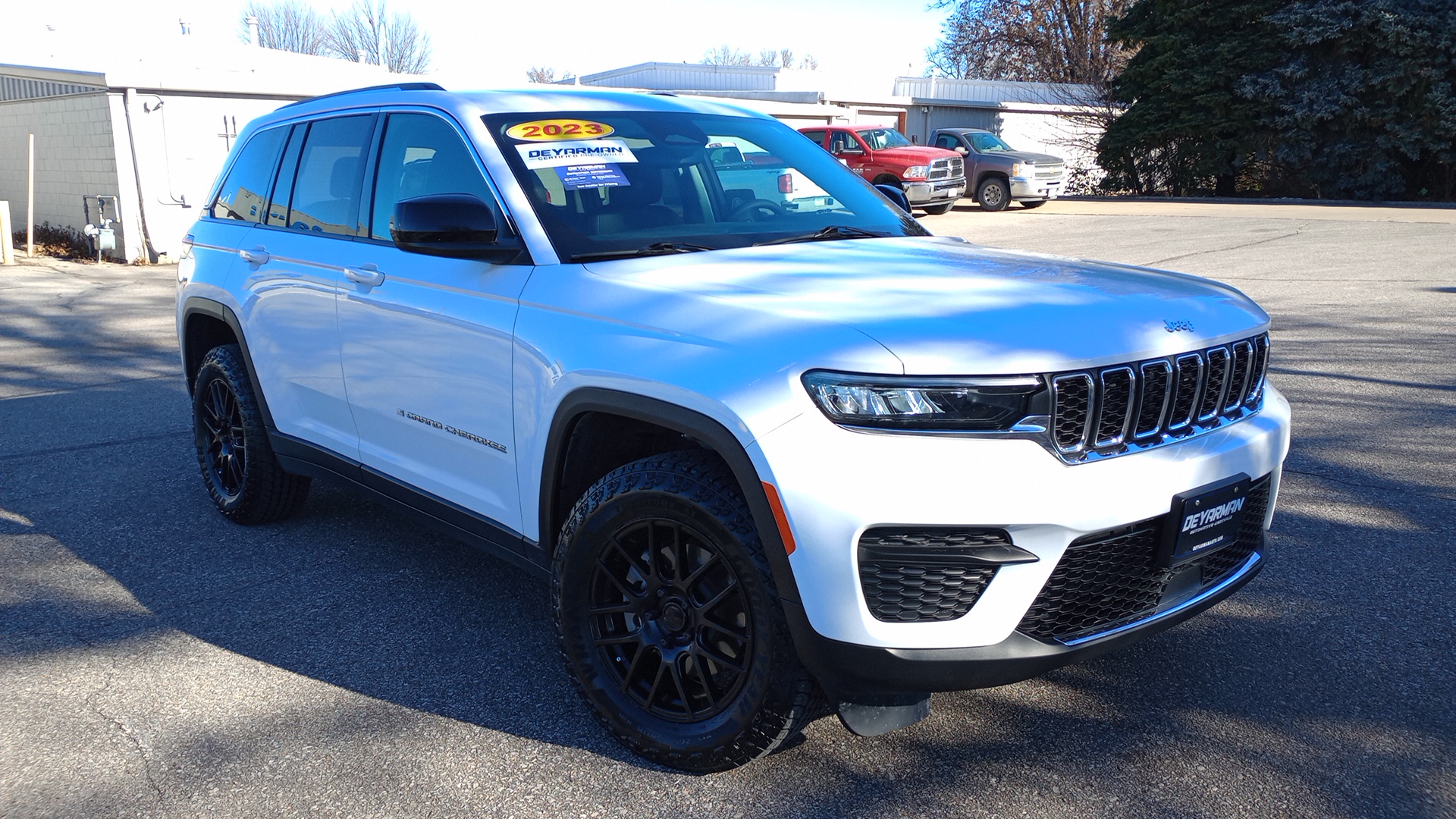 2023 Jeep Grand Cherokee Laredo 1