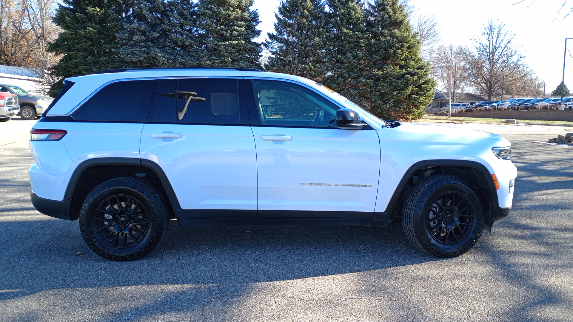 2023 Jeep Grand Cherokee Laredo 2