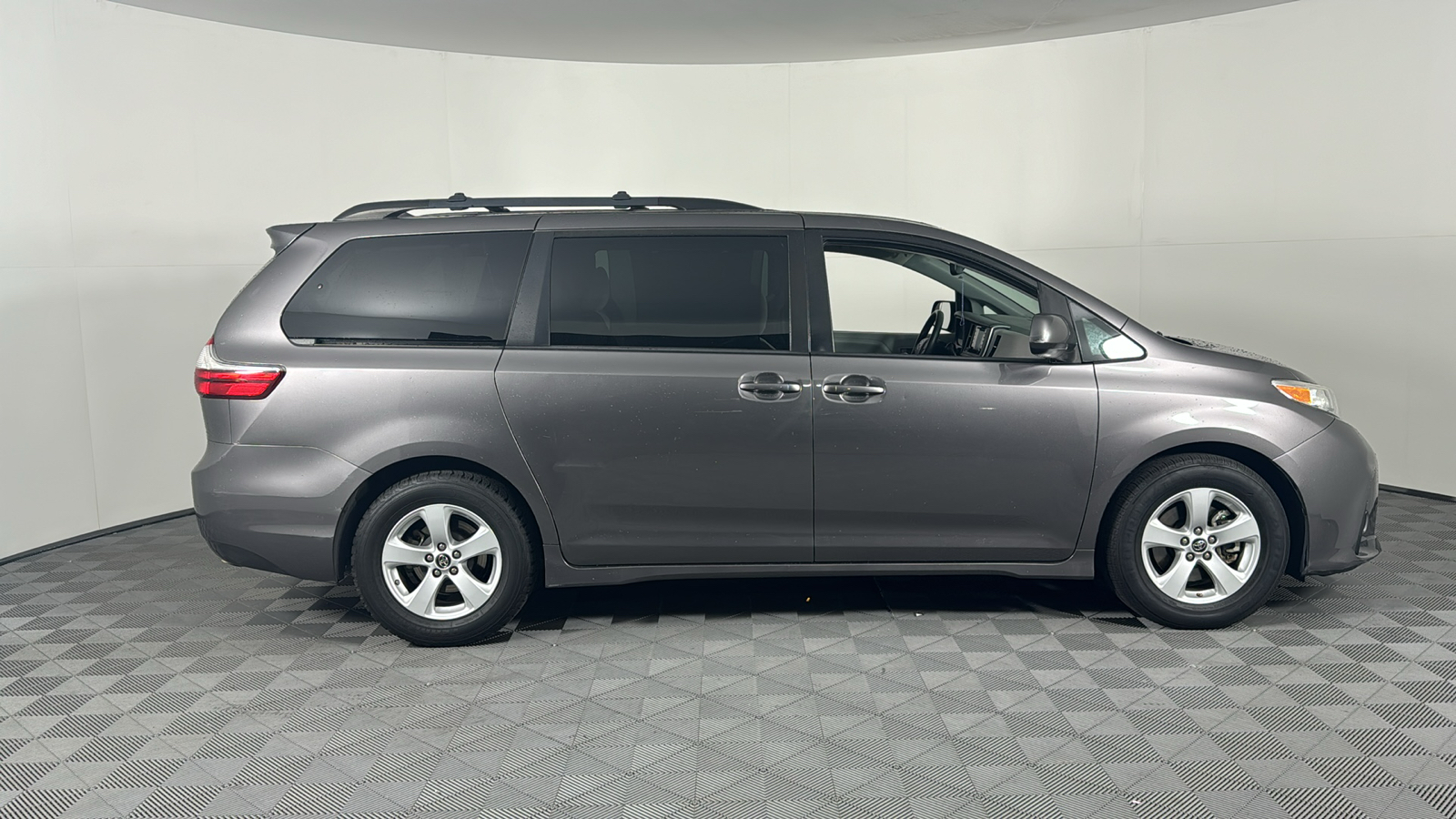 2020 Toyota Sienna LE 3