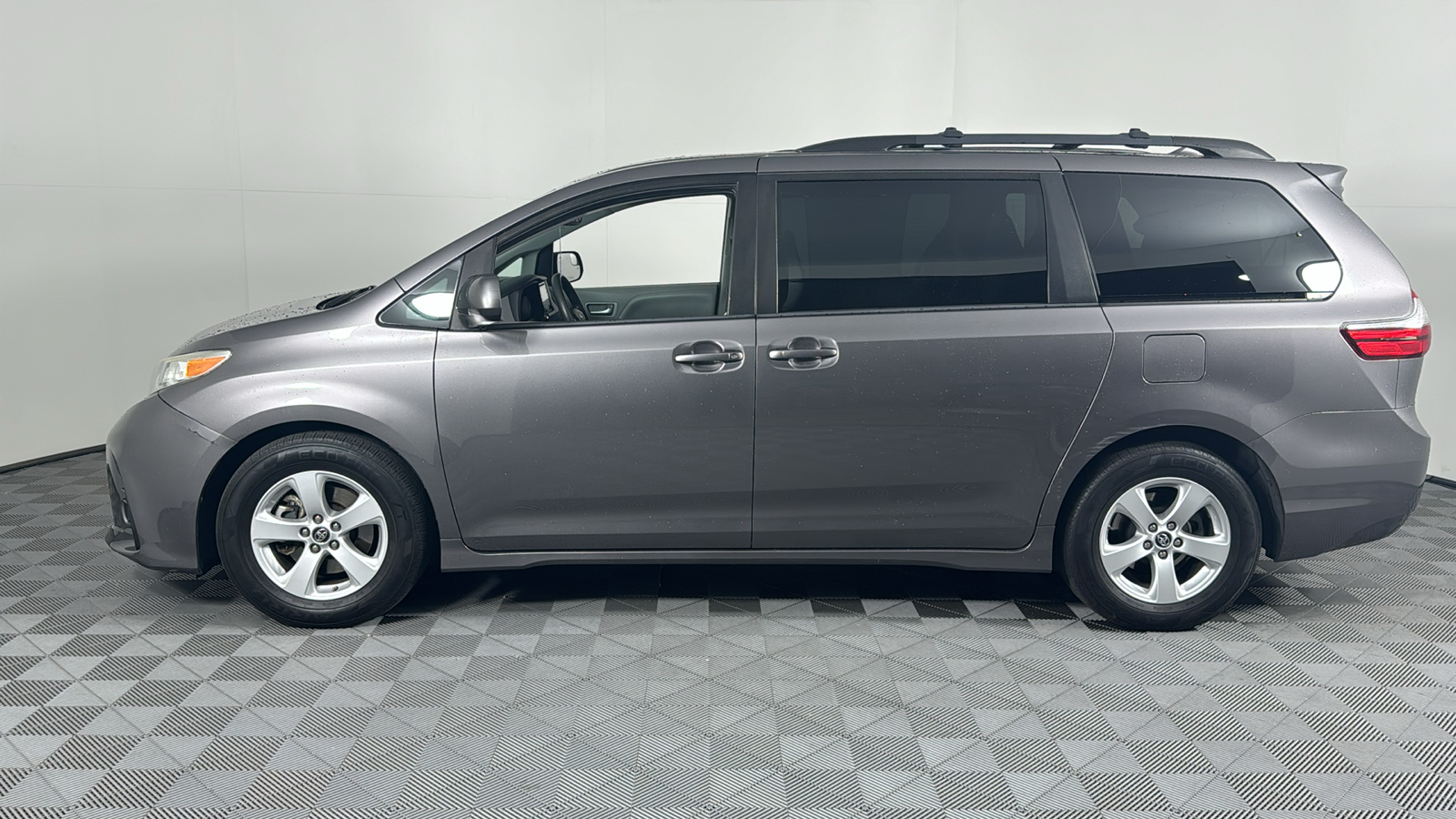 2020 Toyota Sienna LE 4