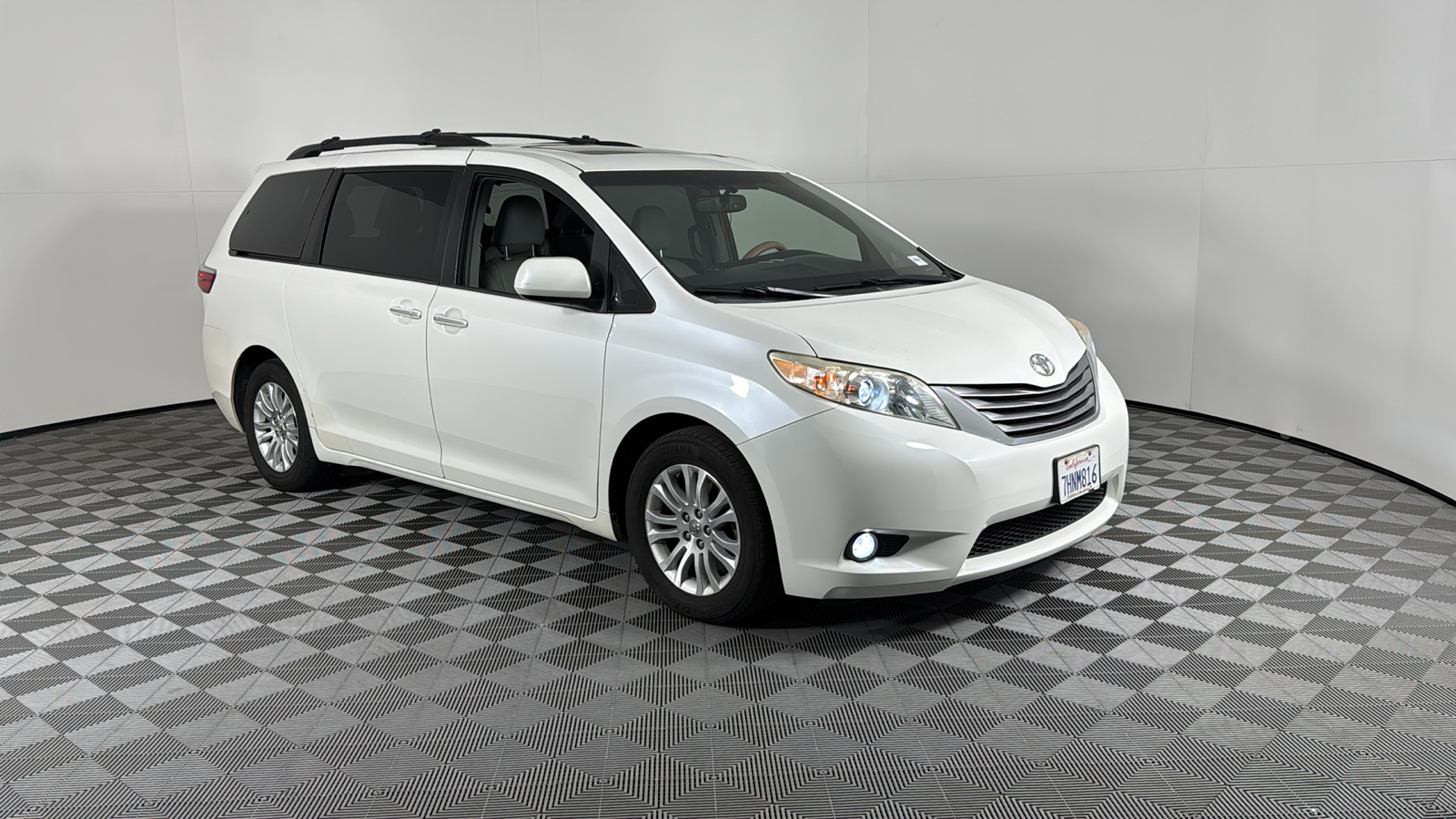 2015 Toyota Sienna XLE 2