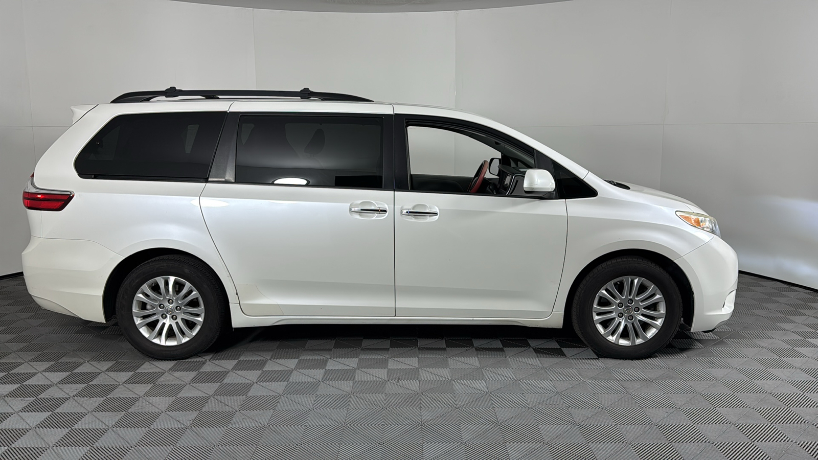 2015 Toyota Sienna XLE 3