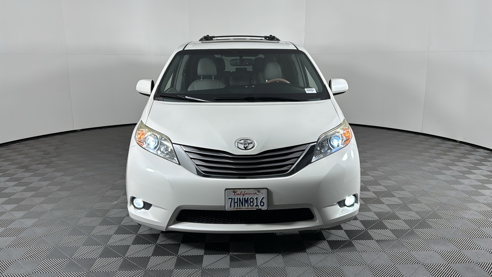 2015 Toyota Sienna XLE 9