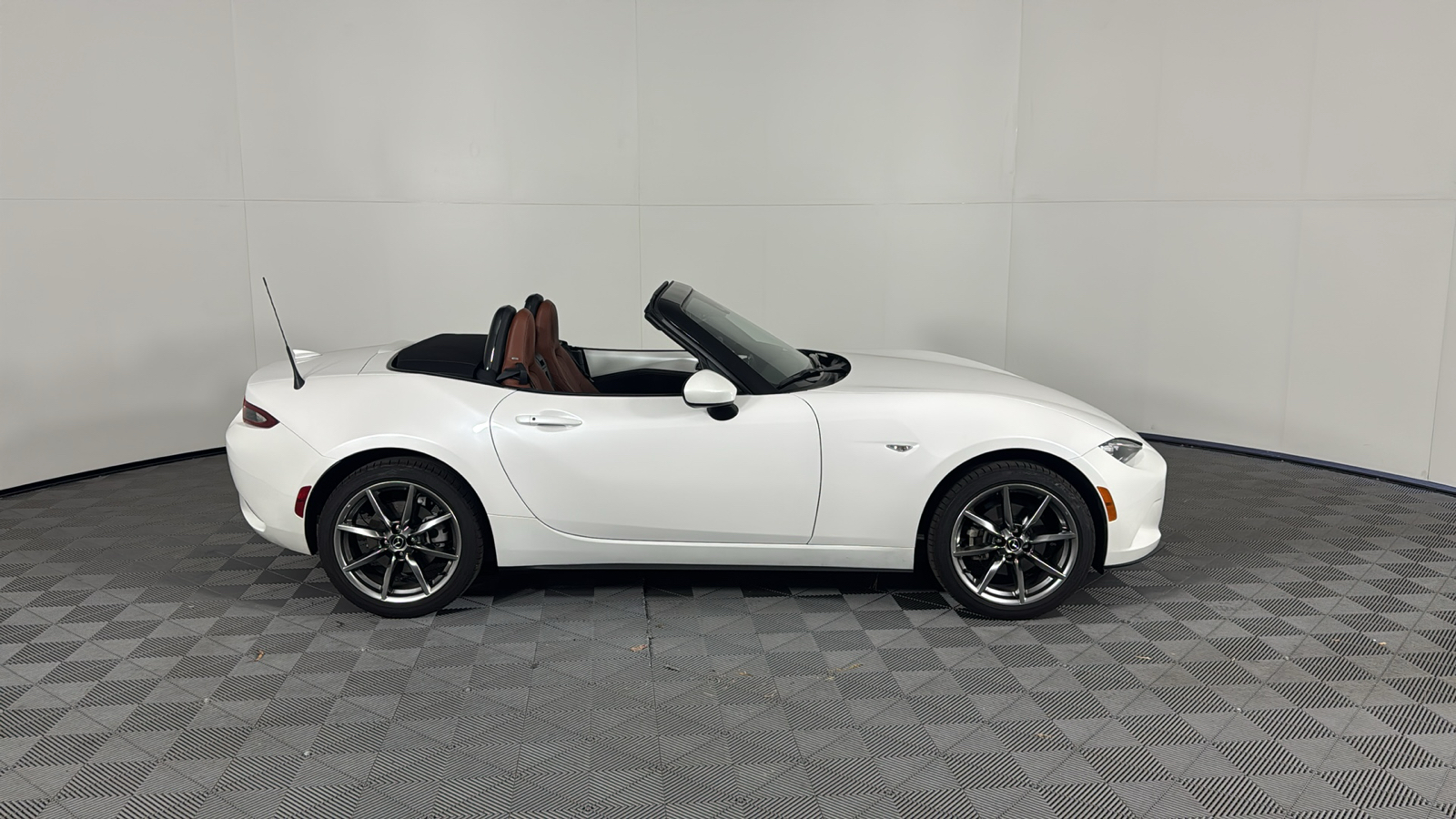 2023 Mazda MX-5 Miata Grand Touring 3